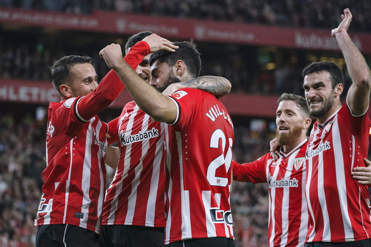 Los jugadores rojiblancos rodean a Asier Villalibre, autor de los dos goles del Athletic.