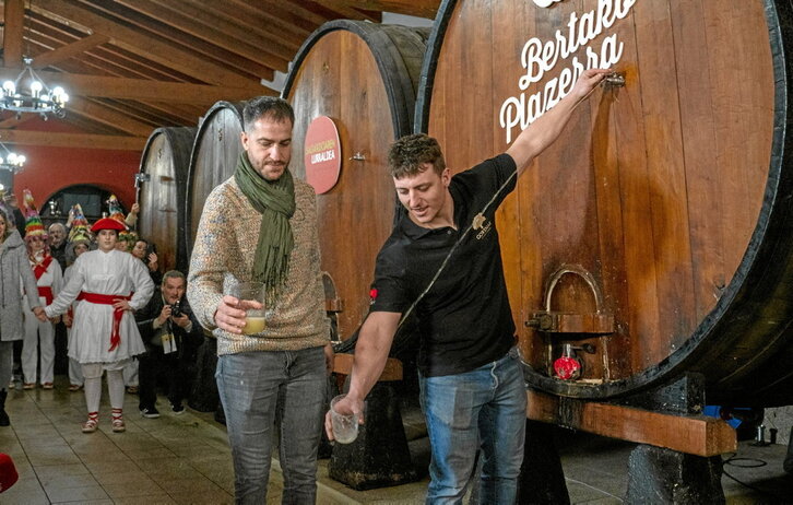 ETS musika taldeko Iñigo Etxezarretak ireki du «txotx» denboraldia Astigarragan.