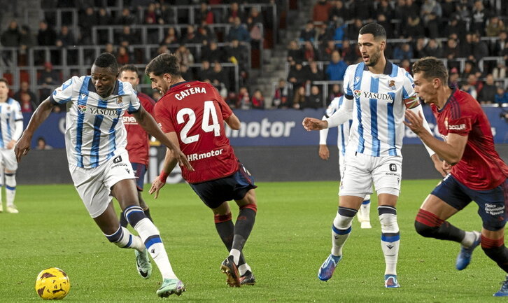 Sadiq, que anotó el gol txuri urdin del último precedente en El Sadar, es la gran novedad de la lista de Imanol.