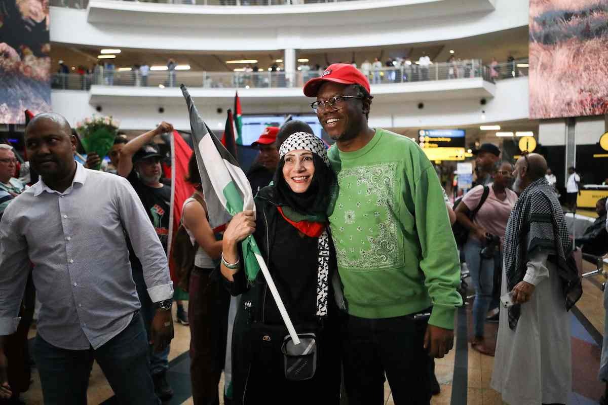 El abogado Tembeka Ngcukaitobi, miembro de la delegación sudafricana ante la CIJ, recibido a su regreso a Sudáfrica.