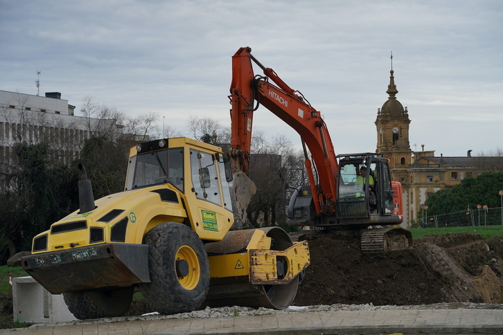 Makinak, lanean jada Manteo-Zemoria parkean.