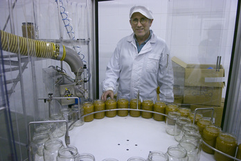 Martxel Aizpurua erlezaina, eztia kristalezko potoetan sartzen