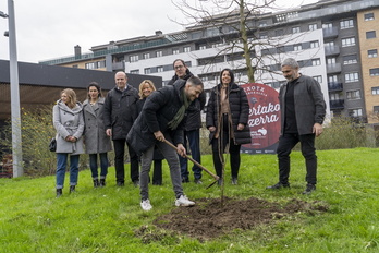Iñigo Etxezarreta ETSko abeslaria Alorrenea sagardotegian. 