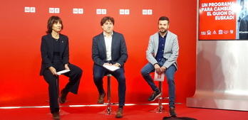 Begoña Gil, Eneko Andueza y Pau Blasi, en la comparecencia del PSE en Bilbo.