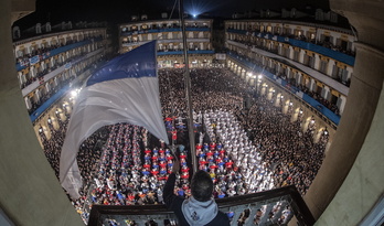 La izada volverá a reunir a miles de personas en la Plaza de la Constitución y el resto de Alde Zaharra.