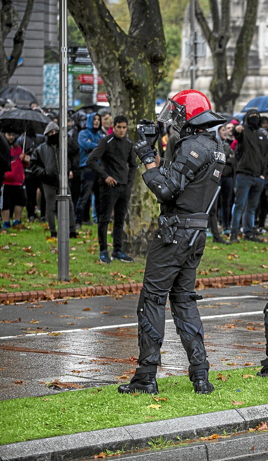 Un ertzaina graba una movilización en Bilbo.