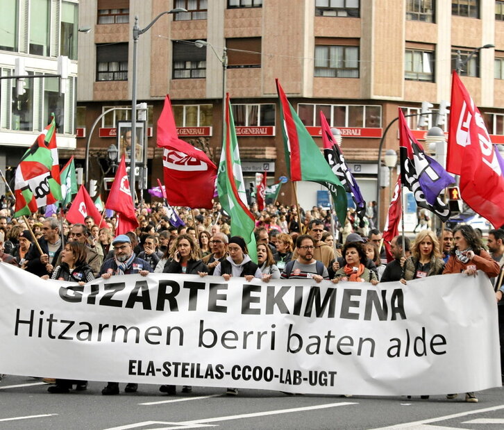 Gizarte ekimeneko ikastetxeetako langileen manifestazioa, atzo, Bilbon.