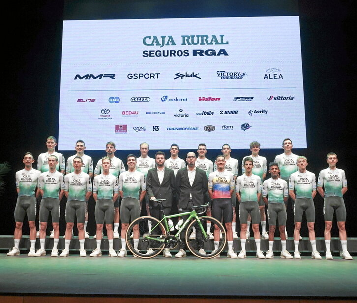 La plantilla profesional del Caja Rural-RGA presentada en el Palacio Baluarte.