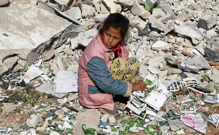 El padre de Masa Shoman lleva el cuerpo de su hija, muerta en un bombardeo israelí en Rafah.