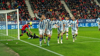 Los jugadores de la Real celebran el primer gol de Oyarzabal.