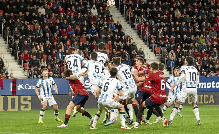 Rojillos y txuri-urdines se apiñan en una jugada a balón parado.