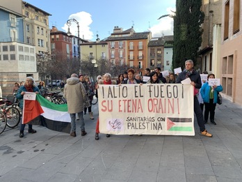 Concentración celebrada este jueves en el centro de salud de Alde Zaharra de Iruñea.