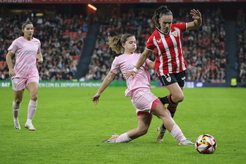 Esther intenta frenar el avance de Nerea Nevado en el choque copero que enfrentó el domingo a Athletic y Madrid en San Mamés.