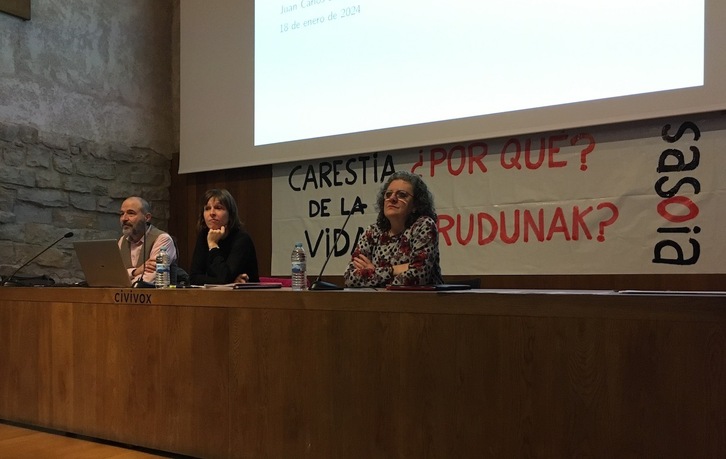 Un momento de la mesa redonda organizada por Sasoia sobre la carestía de la vida.