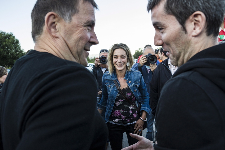 Arnaldo Otegi, Miren Zabaleta y Arkaitz Rodríguez, a la salida de la prisión de El Dueso.