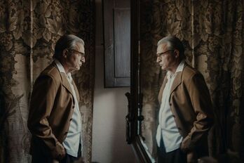 Alberto San Juan encarna al protagonista de la serie 'Cristobal Balenciaga'.