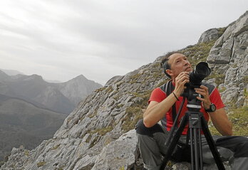 Iban Ayesa, errealizadorea eta bi zuzendarietako bat, grabazio bat egiten Udalatxen, atzean Anboto duela.