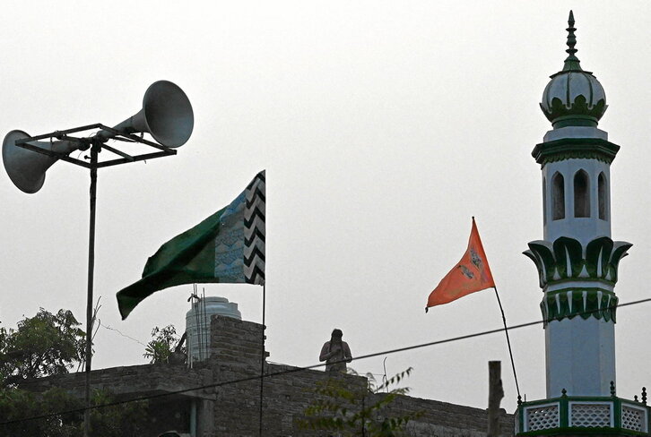 Ram eta Haruman jainko hinduen ikurrak meskita baten aurrean.