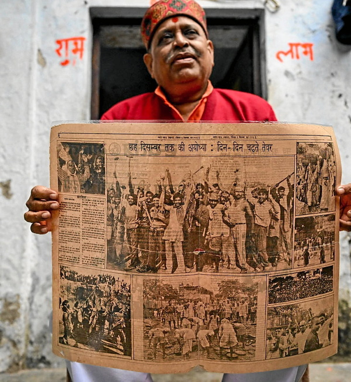 Santosh Dubey harro dago meskitaren aurkako erasoagatik. (Arun SANKAR | AFP)