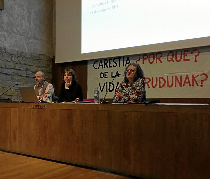 Un momento de la mesa redonda organizada por Sasoia sobre la carestía de la vida.
