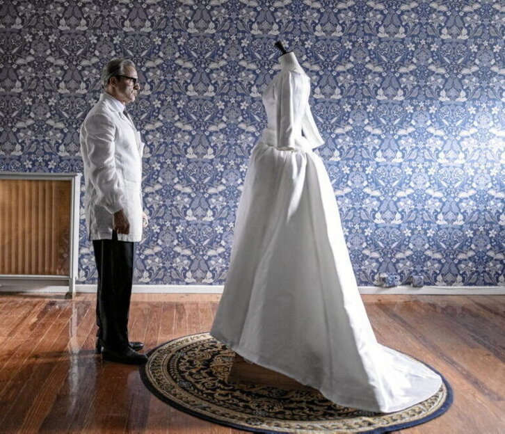 Alberto San Juan, en decir Cristóbal Balenciaga, cara a cara con su obra. Era un creador virtuoso, obsesivo incluso, que hizo de su trabajo su vida.