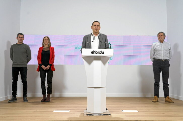 Arnaldo Otegik hartu zuen hitza, Arkaitz Rodriguez, Miren Zabaleta eta Rafa Diez lagun zituela.