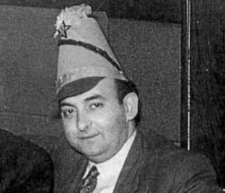 Manzanas, en una de las pocas imágenes públicas que existen de él, tomada en una sociedad de Donostia. Abajo, tira de Tasio en GARA sobre la concesión de la medalla.