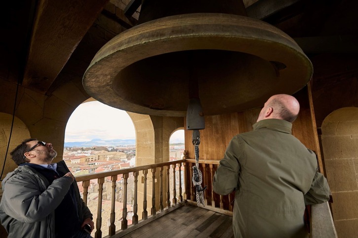 Inspección de los técnicos municipales de uno de los badajos de la catedral.