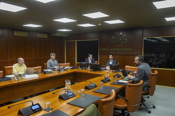 Reunión de la ponencia de este viernes, con Mikel Otero, Unai Grajales y Alberto Alonso.