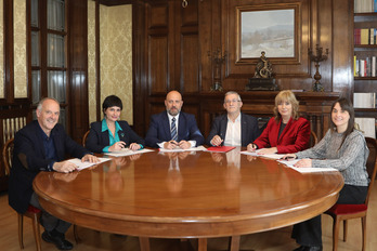 Miembros de EH Bildu y el Gobierno navarro han firmado el acuerdo presupuestario.