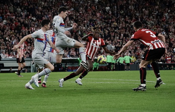Nico Williams trata de controlar un balón ante varios adversarios culés. 