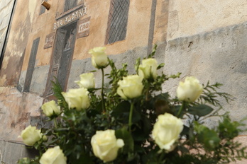 Ramo de flores junto al mural que recuerda el bar Aldana, en Alonsotegi.