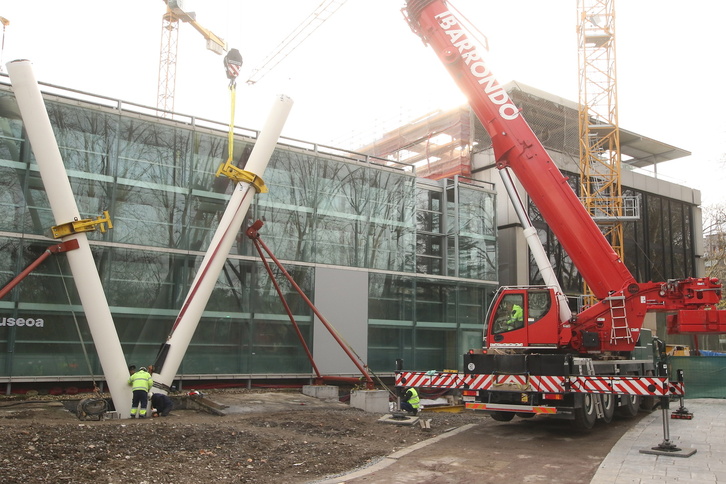 Las grúas comienzan la colocación del primero de los seis pilares que sustentarán el nuevo edificio.
