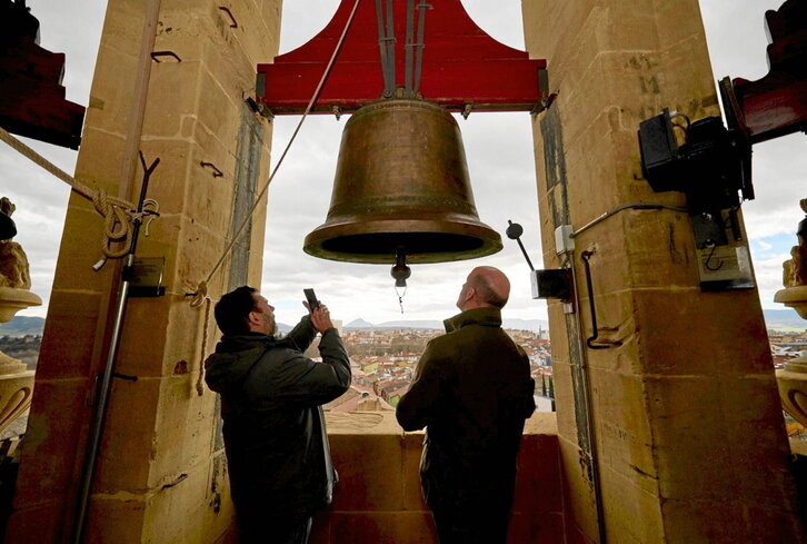 Inspección de una de las campanas de la catedral.