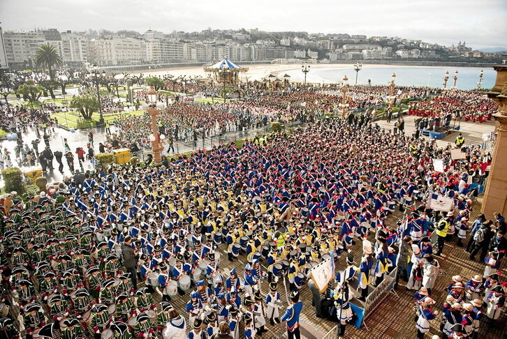 Izan zitekeen Washingtongo National Mall parkea inbestidura egun batean, baina Donostiako Alderdi Eder da, 2012ko danborrada egunean.