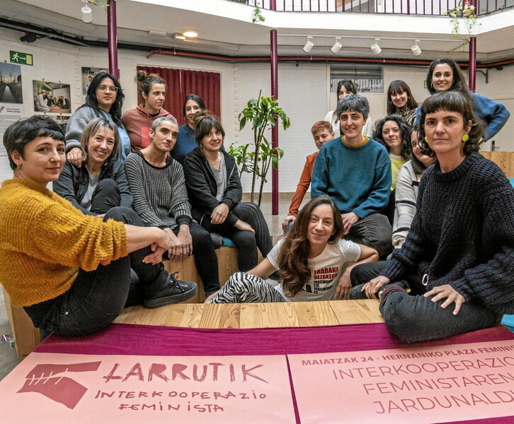 Larrutik osatzen duten kooperatibetako eta elkarteetako kideak, atzoko aurkezpenean.