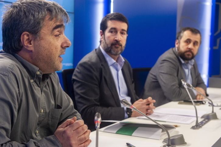 Los parlamentarios de PNV y PSE, Unai Grajales y Alberto Alonso, miran a Mikel Otero, de EH Bildu, mientras da explicaciones del acuerdo.