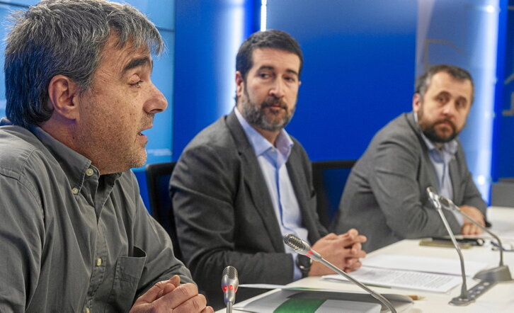 Los parlamentarios de PNV y PSE, Unai Grajales y Alberto Alonso, miran a Mikel Otero, de EH Bildu, mientras explica el acuerdo.