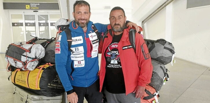 Alex Txikon eta Eneko Garamendi, Loiuko aireportuan lur hartu ostean.