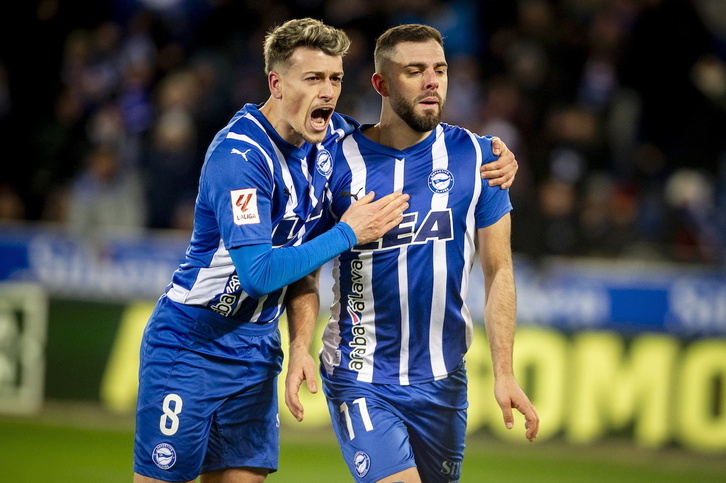 Antonio Blanco celebra junto a Rioja el 1-0, obra del atacante andaluz.