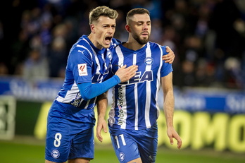 Antonio Blanco celebra junto a Rioja el 1-0, obra del atacante andaluz.