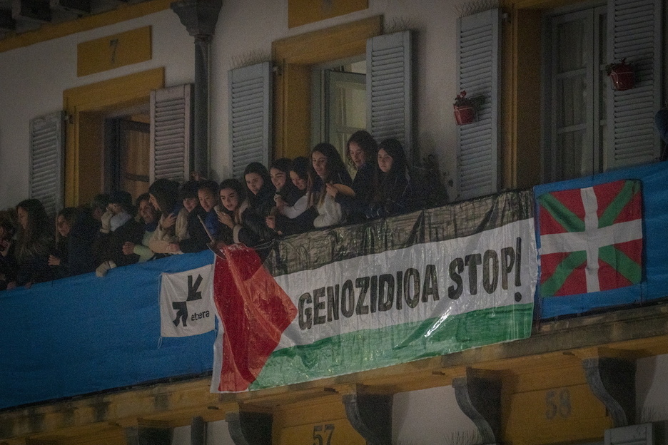 Beste aldarrikapen ugari ikusi ahal izan ziren Konstituzio Plazan.