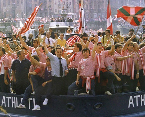 El presidente Aurtenetxe en la gabarra con los jugadores. (@AthleticClub)