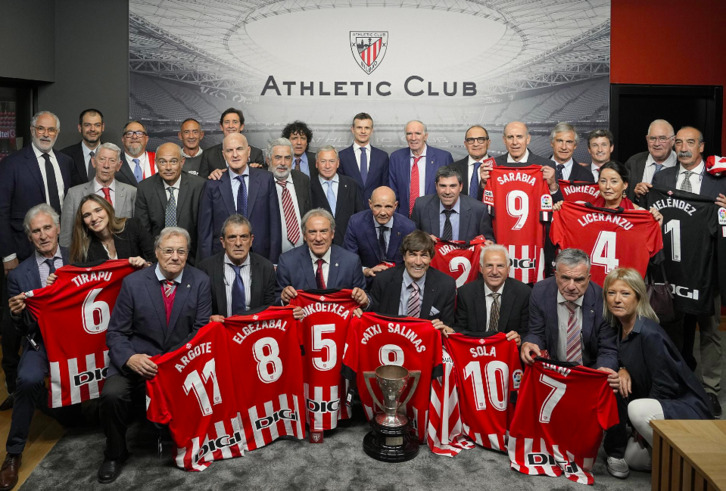 Homenaje realizado por el Athletic la temporada pasada a los campeones en los ochenta.