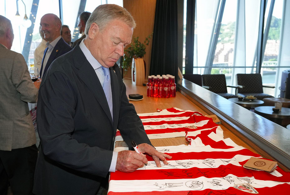 Clemente en uno de los actos conmemorativos por los t&iacute;tulos de los ochenta. (@AthleticClub)