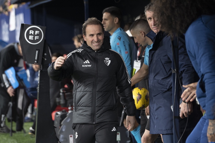 Jagoba Arrasate se dispone a saludar al entrenador rival en un partido liguero frente al Rayo.