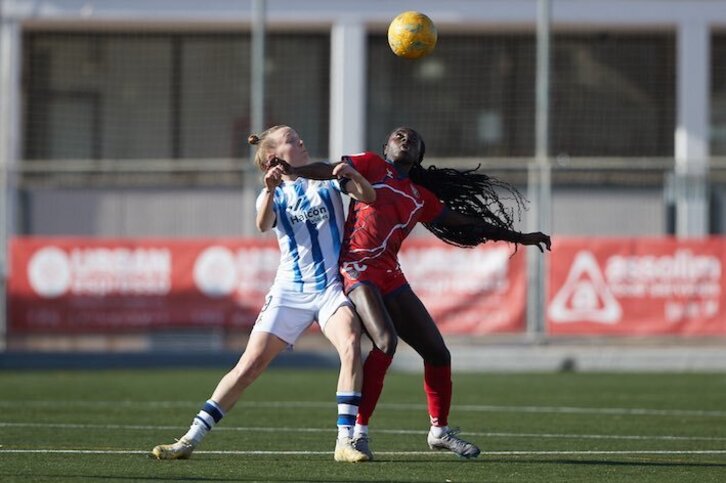 Franssi y Simon pugnan por un balón aéreo.