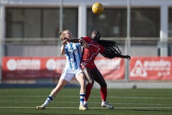 Franssi y Simon pugnan por un balón aéreo.