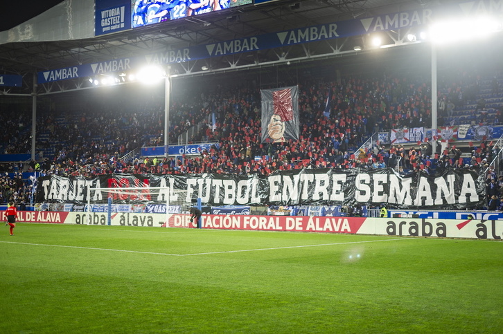 Mendizorrotzako harmaila, astegunetako futbol partidei txartel gorria adierazten.