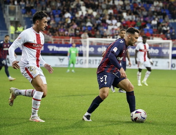 Quique, que podría entrar en el once, conduce el balón durante la última visita del Huesca a Ipurua.